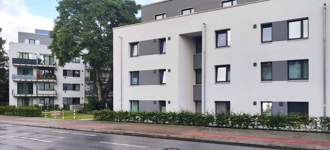 Eine Bosch Supraeco T 800/2 Sole/-Wasser-Erdwärmepumpe mit 80 Kilowatt Leistung unterestützt die Beheizung der 74 Wohneinheiten in Hamburg-Fuhlsbüttel. (Foto: waermepumpe-regional.de)