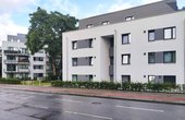 Eine Bosch Supraeco T 800/2 Sole/-Wasser-Erdwärmepumpe mit 80 Kilowatt Leistung unterestützt die Beheizung der 74 Wohneinheiten in Hamburg-Fuhlsbüttel. (Foto: waermepumpe-regional.de)