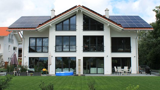 Bauherr Wolfgang Ströbele setzte beim Neubau seiner Doppelhaushälfte in Holzkirchen bei München auf die Kombination aus Photovoltaik und Wärmepumpe. (Quelle: Kermi GmbH & W. Ströbele)