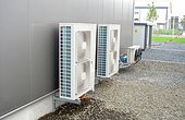 Gemeinsam mit dem Bauherr entschied man sich für eine ROTEX HPSU hitemp Hochtemperatur-Wärmepumpe mit einer Leistung von 16 kW zur Warmwasserbereitung, sowie für eine ROTEX HPSU Bi-Bloc Low-Temperature Luft-Wasser-Wärmepumpe zur Hallenheizung. Foto: Rotex 