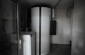 Das Mehrfamilienhaus in Büsum wird mit einer Wärmepumpe mit Erdwärmesonden versorgt (Foto: Bundesverband Wärmepumpe)