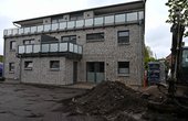 Das Mehrfamilienhaus in Büsum wird mit einer Wärmepumpe mit Erdwärmesonden versorgt (Foto: Bundesverband Wärmepumpe)