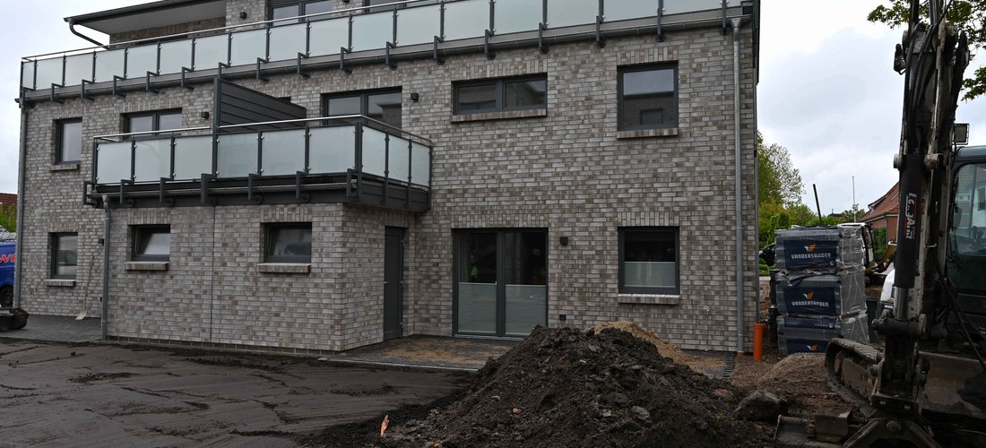 Das Mehrfamilienhaus in Büsum wird mit einer Wärmepumpe mit Erdwärmesonden versorgt (Foto: Bundesverband Wärmepumpe)