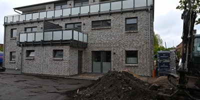 Das Mehrfamilienhaus in Büsum wird mit einer Wärmepumpe mit Erdwärmesonden versorgt (Foto: Bundesverband Wärmepumpe)