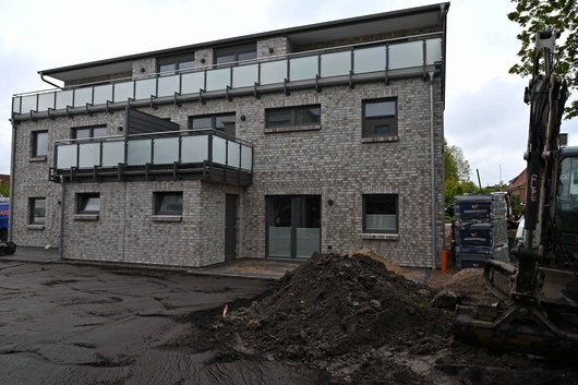 Das Mehrfamilienhaus in Büsum wird mit einer Wärmepumpe mit Erdwärmesonden versorgt (Foto: Bundesverband Wärmepumpe) Das Mehrfamilienhaus in Büsum wird mit einer Wärmepumpe mit Erdwärmesonden versorgt (Foto: Bundesverband Wärmepumpe)