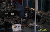 Einbau der Wärmepumpe im Hamburger Schwimmbad in Billstedt (Foto: SOLKAV e.U.)