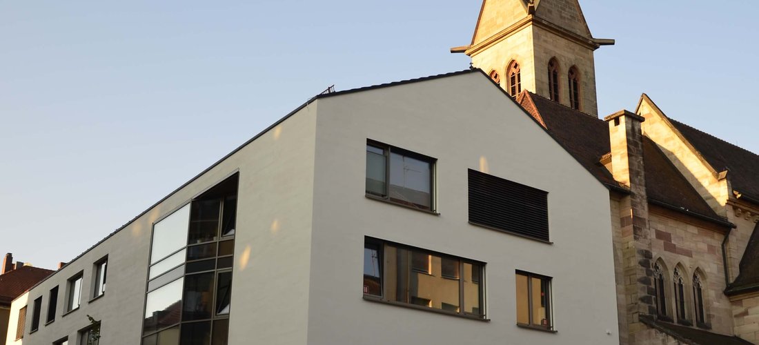 Das Pfarrzentrum der Kath. Pfarrei Herz Jesu in Nürnberg wird mit einer geothermischen Wärmepumpe beheizt und gekühlt. (Foto: Ingenieurgemeinschaft Dess+Falk GmbH)