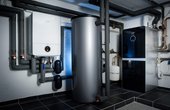 Gute Kombination für Altbauten: Bosch Luft-Wasser-Wärmepumpe, Pufferspeicher und Gas-Brennwertkessel (Foto: Bosch)