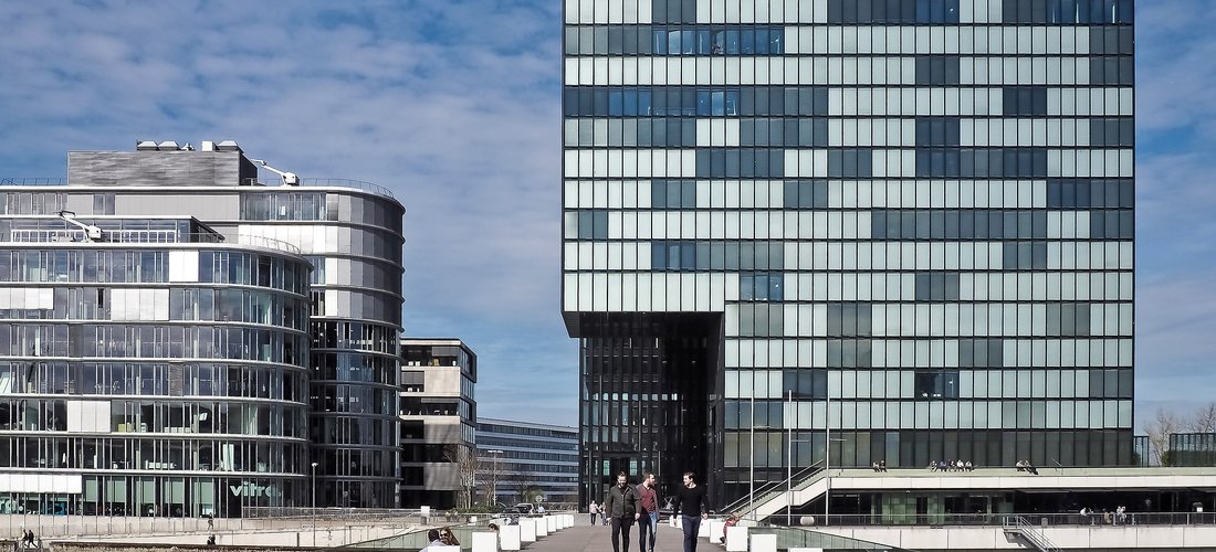 Blick auf das Hyatt Regency im Düsseldorfer Medienhafen (Foto: MichaelGaida / pixabay)