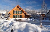 Auch im Winter liefert der Teich ausreichend Wärme, um die Wärmepumpe mit einer hohen JAZ zu betreiben. (Foto: Beglau Wärmepumpen GmbH)