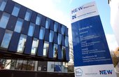Das NEW-Blauhaus auf dem Campus der Hochschule Niederrhein: Im Keller steht die Wärmepumpe, die von einem Eisspeicher gespeist wird. Foto: NEW