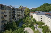 Im Modellprojekt Lilienhof wurde die Wärmeversorgung von 149 Altbauwohnungen auf eine Gasmotor-Wärmepumpe, einen Gaskessel und Solarthermie umgestellt. (Foto: Ingrid Scheffler / GWG Städtische Wohnungsgesellschaft München mbH)