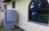 Viessmann Luftwärmepumpe an der Außenwand der Holzmühle in Westheim (Foto: BWP)