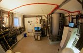 Heizraum mit Messdatenerfassung (Bildmitte) sowie Wärmepumpe und Speicher. Foto: ISFH