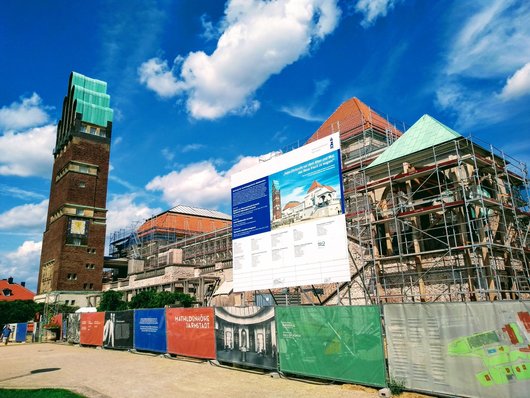 Unter der Mathildenhöhe in Darmstadt wird ein Wasserreservoir genutzt, um das Ausstellungsgebäude mit Wärmepumpen zu Heizen und Kühlen. (Foto: waermepumpe-regional.de) Unter der Mathildenhöhe in Darmstadt wird ein Wasserreservoir genutzt, um das Ausstellungsgebäude mit Wärmepumpen zu Heizen und Kühlen. (Foto: waermepumpe-regional.de)