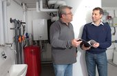 Sind beide zufrieden mit der Anlage und ihrer unkomplizierten Installation: Heizungsbauer Michael Fauth (links) von der Firma Berkau Heizungsbau aus Wernau und Hausbesitzer Mathias Preussler. (Foto: Junkers)