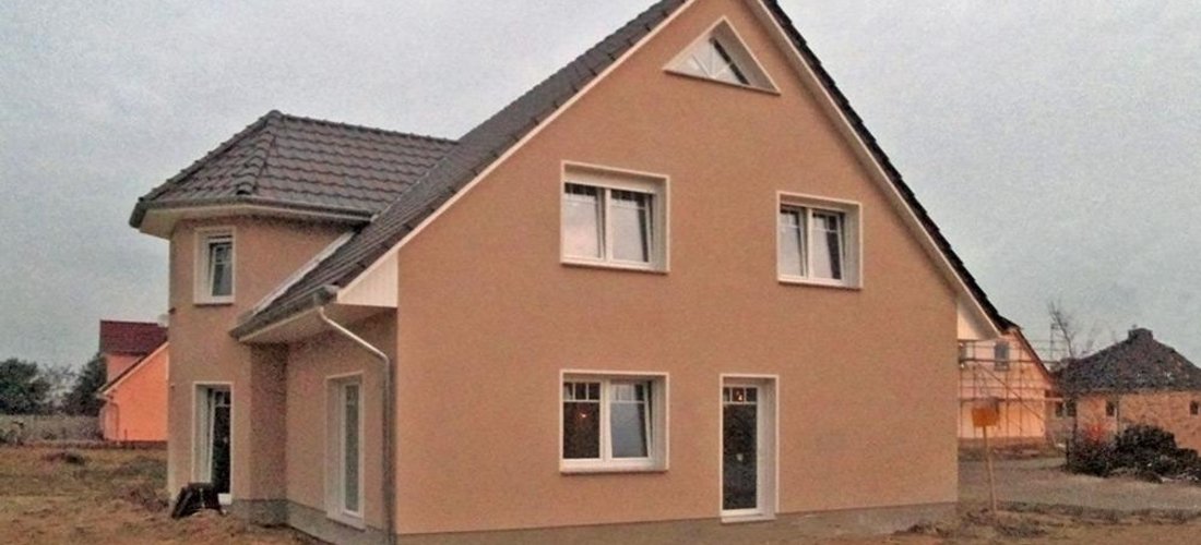 In Königs Wusterhausen, einem beliebten Vorort von Berlin, hat sich eine Familie ihr verspieltes Domizil mit Turm bauen lassen. Foto: Roth