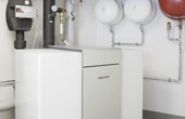 Zwei jeweils 69 kW starke Wärmepumpen von Stiebel Eltron mit je neun Erdwärmesonden versorgen den Wohnpark Kirchwiese in Münster-Mecklenbeck. (Foto: Stiebel Eltron)