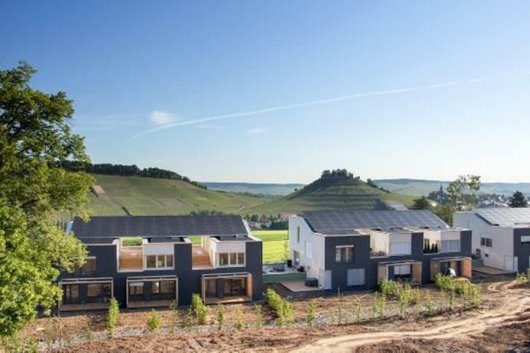 Das Modellprojekt Weinsberg: Strom- und Wärmebedarf der Anwohner werden im Wesentlichen durch Photovoltaik und vor Ort gedeckt. (Bild: © KACO new energy GmbH) Das Modellprojekt Weinsberg: Strom- und Wärmebedarf der Anwohner werden im Wesentlichen durch Photovoltaik und vor Ort gedeckt. (Bild: © KACO new energy GmbH)