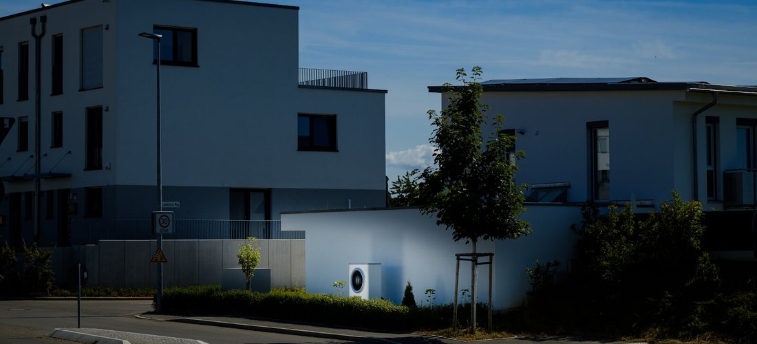 Der Einsatz eines Energiemanagers und einer Wärmepumpe mit Photovoltaikanlage kann die durchschnittlichen Stromkosten von 1.850 Euro auf 650 Euro pro Jahr reduzieren. (Quelle: Bosch)