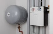 Die Solarstation verbindet die fünf Flachkollektoren auf dem Dach mit der Anlage im Keller. Im Sommer wird das Wasser fast ausschließlich mit der Kraft der Sonne aufgeheizt. (Foto: Junkers)