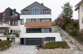 Neben einer Wärmepumpe sorgt ein zentrales Wohnraumlüftungssystem mit Wärmerückgewinnung für niedrige Energiekosten und ein gesundes Raumklima. (Foto: Zehnder Group Deutschland GmbH)