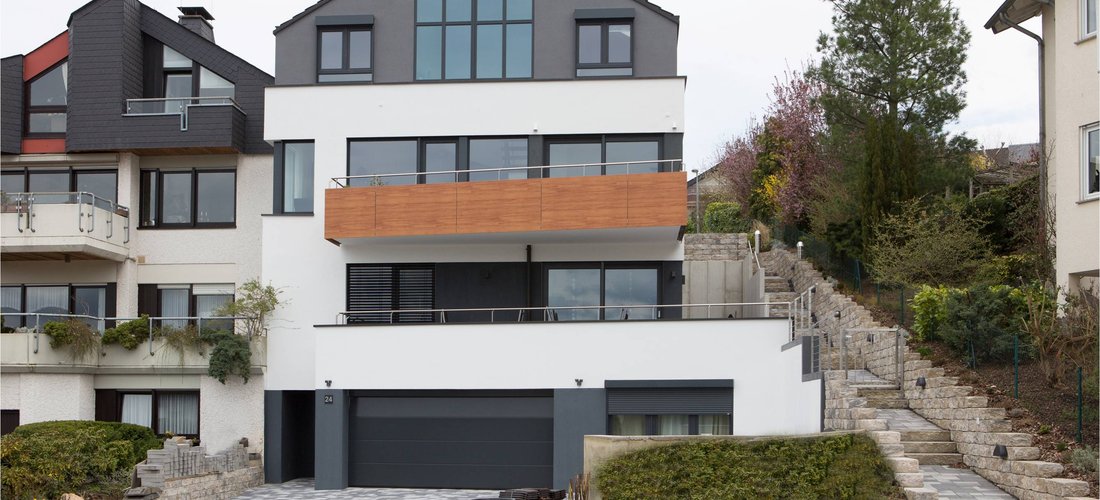 Neben einer Wärmepumpe sorgt ein zentrales Wohnraumlüftungssystem mit Wärmerückgewinnung für niedrige Energiekosten und ein gesundes Raumklima. (Foto: Zehnder Group Deutschland GmbH)