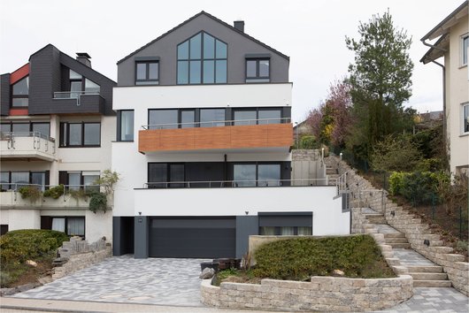 Neben einer Wärmepumpe sorgt ein zentrales Wohnraumlüftungssystem mit Wärmerückgewinnung für niedrige Energiekosten und ein gesundes Raumklima. (Foto: Zehnder Group Deutschland GmbH) Neben einer Wärmepumpe sorgt ein zentrales Wohnraumlüftungssystem mit Wärmerückgewinnung für niedrige Energiekosten und ein gesundes Raumklima. (Foto: Zehnder Group Deutschland GmbH)