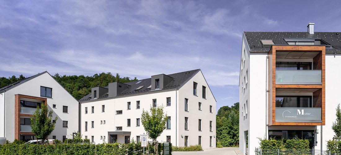 Die Neue Mitte in Bellenberg heizt mit einer Luft-Wasser-Wärmepumpe und Gas-Brennwertheizung (Foto: obs/ Ziegelwerk Bellenberg Wiest GmbH & Co. KG/ tdx/ Ziegelwerk Bellenberg)