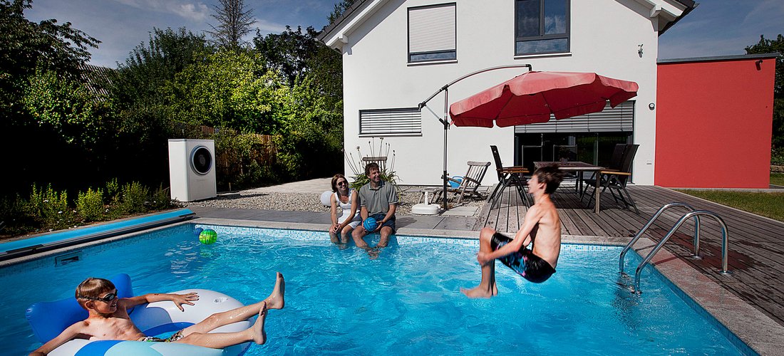 Ihren Neubau in Eschenbach bei Göppingen heizt Familie Preussler mit einer Luftwärmepumpe (Außeneinheit siehe links im Bild) und einer Solarthermie-Anlage von Junkers. (Foto: Junkers)