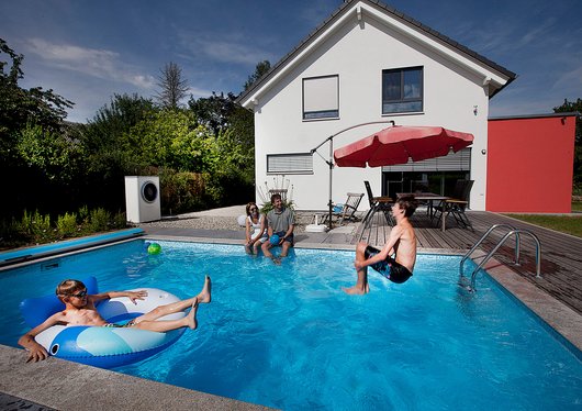 Ihren Neubau in Eschenbach bei Göppingen heizt Familie Preussler mit einer Luftwärmepumpe (Außeneinheit siehe links im Bild) und einer Solarthermie-Anlage von Junkers. (Foto: Junkers)