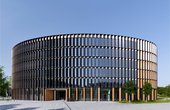 Außenansicht des Freiburger Rathaus im Stühlinger (Foto: Yohan Zerdoun / Stadt Freiburg)