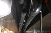 Das energietechnische Herzstück des Hausbootes: Der Wärmetauscher bei der Montage auf dem „Trockendock“. (Bild: Buderus)