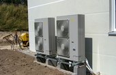 Außeneinheiten der 14-kW-Wärmepumpen Foto: Rotex