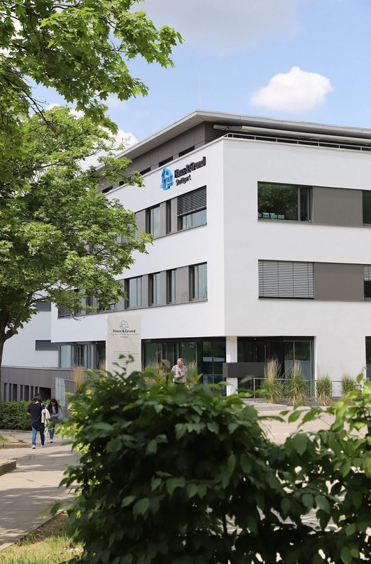 Die Niederlassung von Haus & Grund in Stuttgart wurde u.a. mittels Wärmepumpe und PV zu einem energetischen Vorzeigeobjekt für städtische Bürogebäude. (Foto: Siegloch + Partner) Die Niederlassung von Haus & Grund in Stuttgart wurde u.a. mittels Wärmepumpe und PV zu einem energetischen Vorzeigeobjekt für städtische Bürogebäude. (Foto: Siegloch + Partner)