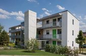 Verputzte und mit Holz verschalte Abschnitte gliedern den Baukörper. Jeder Wohnung ist ein großer, nicht einsehbarer Balkon oder eine Loggia zugeordnet. (Foto: Johannes Vogt, Mannheim / Sto SE & Co. KGaA)
