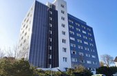 In dem Bad Hersfelder Wohnhochhaus nutzen Luftwärmepumpen die Abluftwärme der Solarfassade. (Foto: waermepumpe-regional.de)