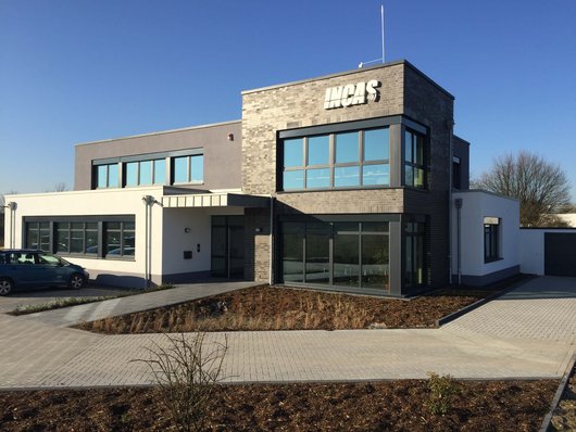Im neuen INCAS-Firmengebäude wird die Serverabwärme mit Luftwärmepumpen wieder nutzbar gemacht. (Foto: IT-Systemhaus Krefeld INCAS GmbH) Im neuen INCAS-Firmengebäude wird die Serverabwärme mit Luftwärmepumpen wieder nutzbar gemacht. (Foto: IT-Systemhaus Krefeld INCAS GmbH)