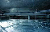 Das Besondere an der Technik des Eisspeichers ist, dass ein Teil der Heizwärme aus Eis stammt, genauer gesagt aus der sogenannten Kristallisationsenergie. Sie wird frei, wenn Wasser zu Eis gefriert. Foto: Viessmann/Leitec