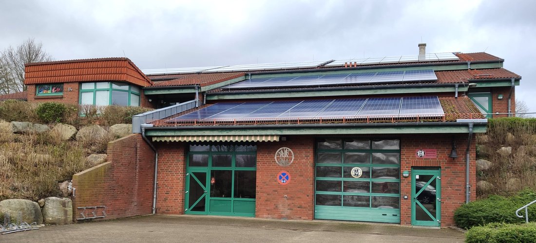Eine Wärmepumpe, die mit Strom aus der Photovoltaik-Anlage betrieben wird, heizt und kühlt das Dorfgemeinschaftshaus in Blumenthal bei Kiel. (Foto: waermepumpe-regional.de)