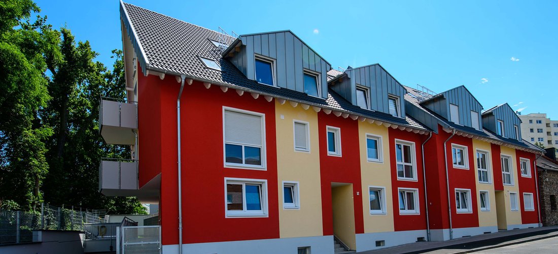 Im Zusammenspiel mit der Gas-Brennwerttherme Condens 9000i sichert die Grundwasser-Wärmepumpe nun höchsten Heizungs- und Warmwasserkomfort in den insgesamt 14 Wohnungen des Neubaus. Foto: Bosch