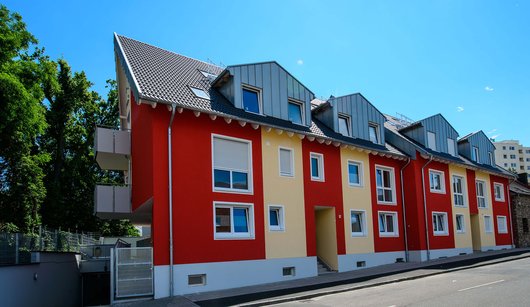 Im Zusammenspiel mit der Gas-Brennwerttherme Condens 9000i sichert die Grundwasser-Wärmepumpe nun höchsten Heizungs- und Warmwasserkomfort in den insgesamt 14 Wohnungen des Neubaus. Foto: Bosch Im Zusammenspiel mit der Gas-Brennwerttherme Condens 9000i sichert die Grundwasser-Wärmepumpe nun höchsten Heizungs- und Warmwasserkomfort in den insgesamt 14 Wohnungen des Neubaus. Foto: Bosch
