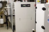 Zur Unterstützung der Sole/Wasser-Wärmepumpe WWP S 30 IR von Weishaupt mit einer Heizleistung von 28,6 kW steht seit der Eröffnung im Jahr 2015 ein Gasbrennwertgerät bereit. Foto: Bundesverband  Wärmepumpe 