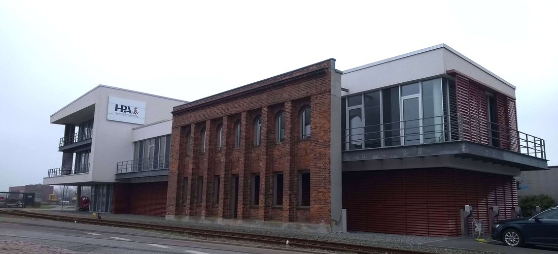 Das Hamburger Hafenbahngebäude wird mit Erdwärme aus Gründungspfählen mit Wärme versorgt. (Foto: waermepumpe-regional.de)
