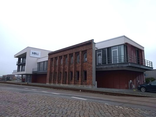 Das Hamburger Hafenbahngebäude wird mit Erdwärme aus Gründungspfählen mit Wärme versorgt. (Foto: waermepumpe-regional.de) Das Hamburger Hafenbahngebäude wird mit Erdwärme aus Gründungspfählen mit Wärme versorgt. (Foto: waermepumpe-regional.de)