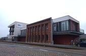 Das Hamburger Hafenbahngebäude wird mit Erdwärme aus Gründungspfählen mit Wärme versorgt. (Foto: waermepumpe-regional.de)