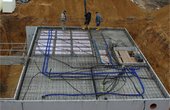 Betonieren der Kellerwände und -decke. (Foto: BayWa AG)