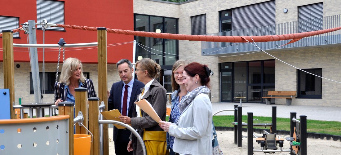 Baudezernentin Andrea Deppe, Kai Mornhinweg, Bayer AG, Maria Kümmel, Fachbereichsleiterin Gebäudewirtschaft, Andrea Monreal, Fachbereich Gebäudewirtschaft und Sabine Jarosch vom Fachbereich Kinder und Jugend (vlnr) (Foto: Stadt Leverkusen)
