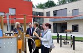 Baudezernentin Andrea Deppe, Kai Mornhinweg, Bayer AG, Maria Kümmel, Fachbereichsleiterin Gebäudewirtschaft, Andrea Monreal, Fachbereich Gebäudewirtschaft und Sabine Jarosch vom Fachbereich Kinder und Jugend (vlnr) (Foto: Stadt Leverkusen)