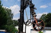 Bohrung einer Erdwärmesonde für die Wärmepumpen-Beheizung der Kirche am Steinhügel in Witten (Foto: Ev. Trinitatis-Kirchengemeinde Witten)
